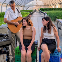 Les membres du Projet Hashayara, un ensemble musical qui parcourt Israël et les États-Unis pour apporter espoir et soutien aux communautés, lors de l'enregistrement d'une chanson au mois de juin 2025. (Autorisation)